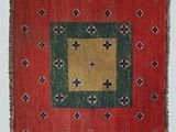 une photo d'un tapis orné d'un motif carré
