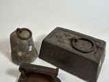 deux vieux outils en fer posés sur une surface blanche