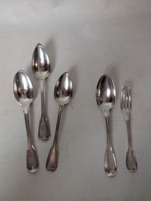 five spoons and two spoons on the table