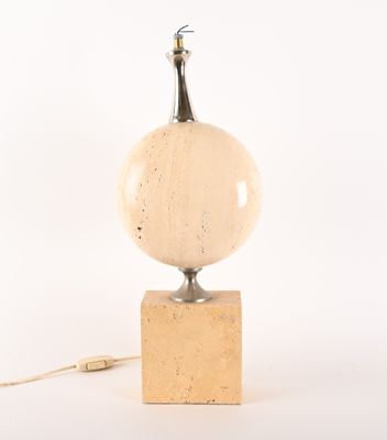 une lampe posée sur un bloc