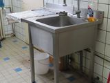 une photo d'une cuisine avec un évier et une serpillière