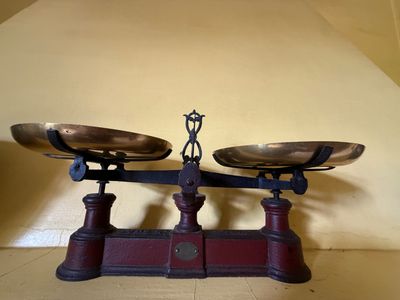 a pair of scales sitting on the floor of a room