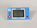 une petite console de jeux bleue et blanche dotée d'un bouton rouge