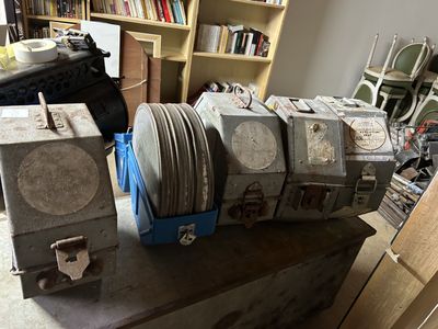 Cinq valises de transport de film en métal, une en plastique…