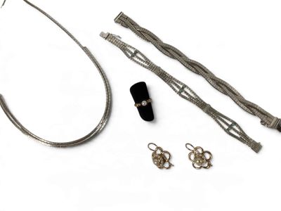 un gros plan sur une paire de boucles d'oreilles et une corde