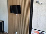 une télévision fixée au mur dans une pièce