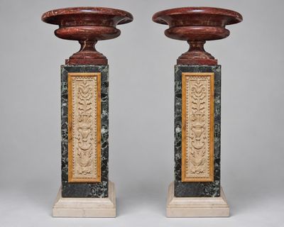 paire de socles en marbre ornés de motifs rouges et dorés