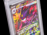 un gros plan d'une carte Pokémon dans un étui en plastique transparent