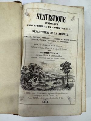 un livre ouvert sur lequel figure le dessin d'un paysage