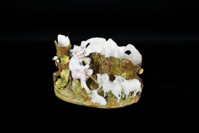 une figurine représentant un homme et une femme dans un champ