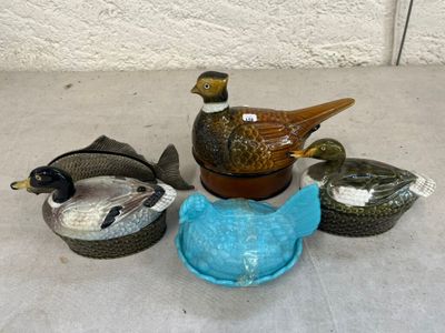 beaucoup de canards posés sur une table