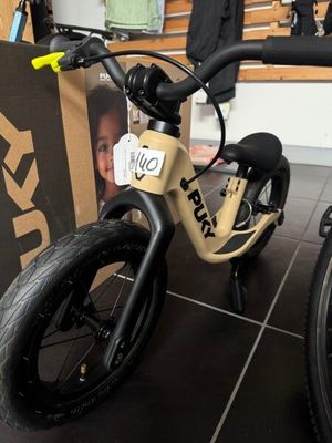 un vélo pour enfant exposé dans un magasin
