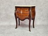 une image d'une petite commode avec un plateau en marbre