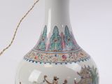 un vase blanc muni d'une anse