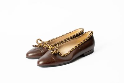 gros plan d'une paire de chaussures sur une surface blanche