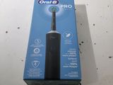 La boîte de la brosse à dents électrique est posée sur la table.