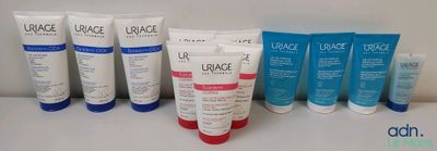 Plusieurs tubes de produits de soin pour la peau sont alignés sur une table