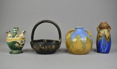 Lot en CÉRAMIQUE XXe siècle, comprenant : - un Vase à deux a…