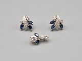 une paire de boucles d'oreilles en saphir et diamant