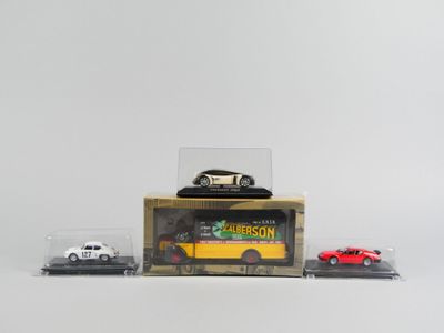 trois petites voitures sont posées dans une vitrine, sur une surface blanche