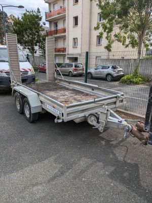 une remorque avec une remorque attachée à celle-ci dans un parking