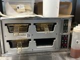 une photo d'une cuisine professionnelle avec de nombreux plats disposés dans des plateaux