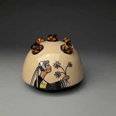 un petit bol orné d'une femme
