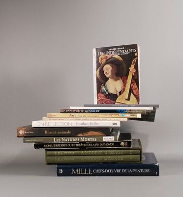 plusieurs livres empilés sur une table