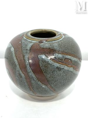 un vase posé sur une surface blanche