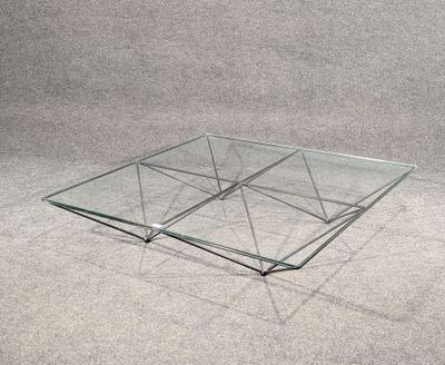 une image représentant une table basse en verre sur fond gris