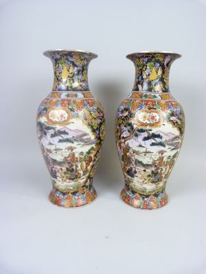 deux vases posés sur une surface blanche