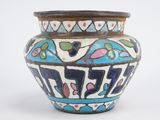 un vase bleu et blanc posé sur une surface blanche