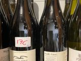 plusieurs bouteilles de vin sont alignées sur un comptoir