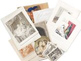 une pile de vieux livres sur lesquels figurent des photos de personnes