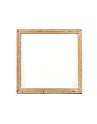 un cadre en bois vide sur fond blanc