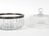 deux bocaux en verre avec leurs couvercles, posés sur une surface blanche