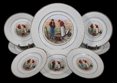 six assiettes sur lesquelles figurent les portraits d'un homme et d'une femme