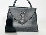 un sac à main noir orné d'un logo monogramme sur le devant
