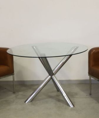 deux chaises et une table dans une pièce aux murs blancs