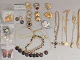 de nombreux types de bijoux sont exposés sur la table