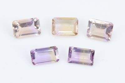 quatre améthystes taillées de formes variées sur un fond blanc