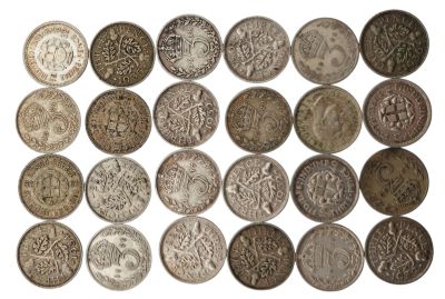 une image représentant une collection de pièces anciennes sur fond blanc