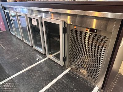 un comptoir en métal muni de plusieurs portes vitrées