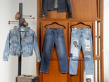 une photo d'un portant sur lequel sont accrochés des jeans