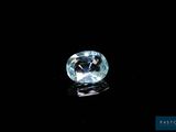 gros plan d'un diamant bleu sur une surface noire