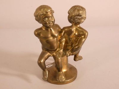 figurine en laiton représentant deux enfants assis sur une souche d'arbre