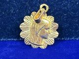 une image représentant un pendentif en or orné d'une tête de cheval sur fond bleu