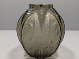 un vase en verre posé sur une table