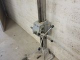 une machine posée par terre devant un mur