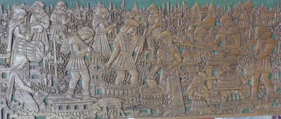 de nombreuses sculptures sur le mur d'un bâtiment